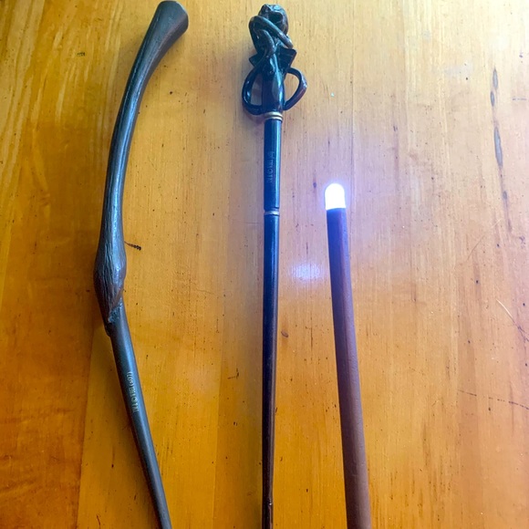 The Noble Collection Harry Potter Wands. 1 light up, 2 just prop replica. - Picture 1 of 5
